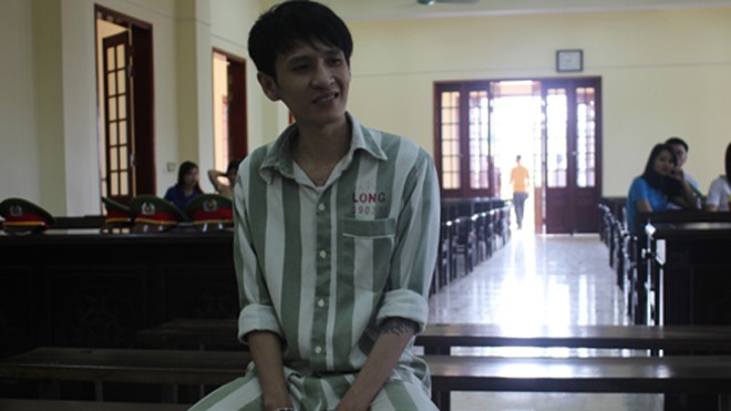 Huỳnh Thanh Long cười tươi trong lúc chờ HĐXX tuyên án. Ảnh: Hải Bình.
