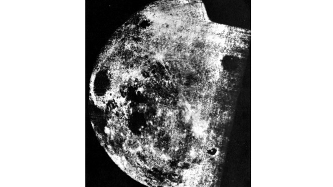 Bề mặt Mặt trăng do tàu Luna 3 chụp.