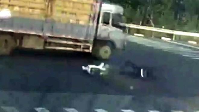Người đàn ông thoát chết trong gang tấc khi 'tạt gầm' xe tải