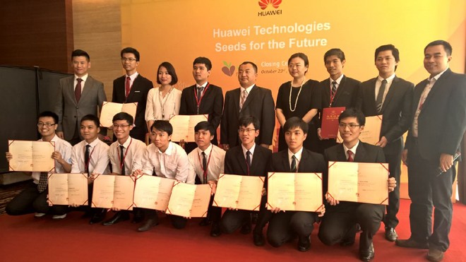Các sinh viên Việt Nam nhận chứng chỉ kết thúc khóa học chụp ảnh lưu niệm cùng lãnh đạo và nhân viên tập đoàn Huawei tại trụ sở chính của Huawei tại TP Thẩm Quyến, Trung Quốc. 