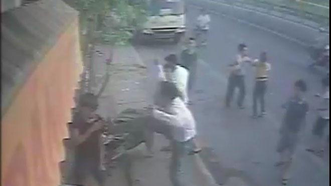 Nhóm thanh niên đánh chủ tiệm bánh mỳ và nhân viên được camera ghi lại (Ảnh cắt từ camera)