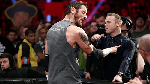 Barrett bất ngờ nhận một cú đánh từ Rooney.