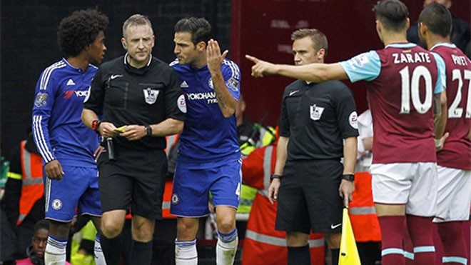 Phản ứng tiêu cực của các cầu thủ khiến cả Chelsea lẫn West Ham phải chịu phạt. Ảnh: AFP.