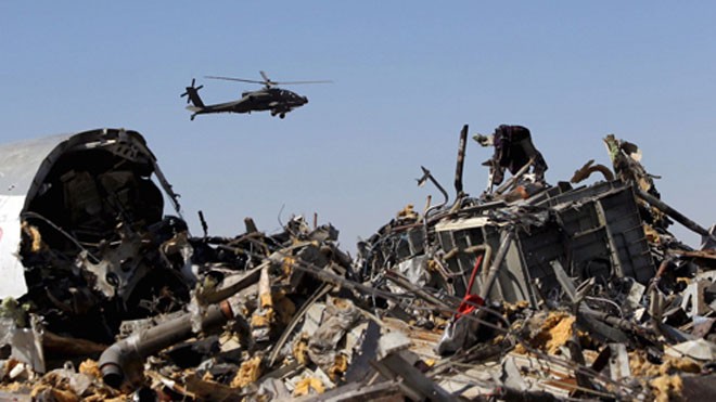 Hiện trường máy bay Nga rơi ở Ai Cập khiến 224 người thiệt mạng. Ảnh: Reuters