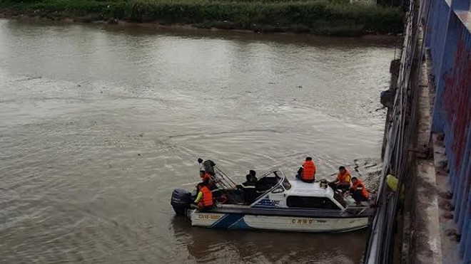 Lực lượng chức năng tìm kiếm thi thể anh Linh ở khu vực cầu Rào.