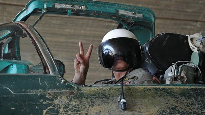 Một phi công Syria trên máy bay chiến đấu MiG (Ảnh: Sputnik)