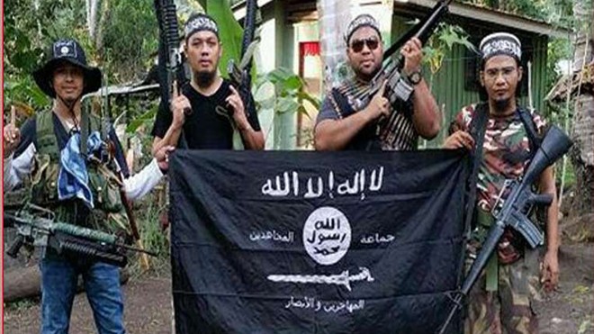 Một phiến quân Abu Sayyaf (từ trái) cùng các tay súng thuộc phiến quân Malaysia (Ảnh: Straitstimes)
