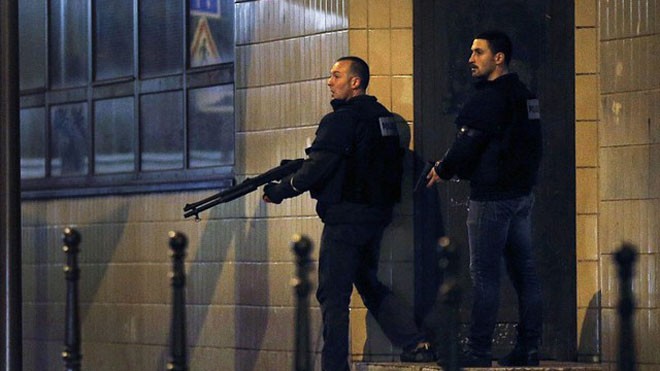 Cảnh sát Pháp trong vụ tấn công khủng bố tại Paris đêm 13/11 (Ảnh: Independent)