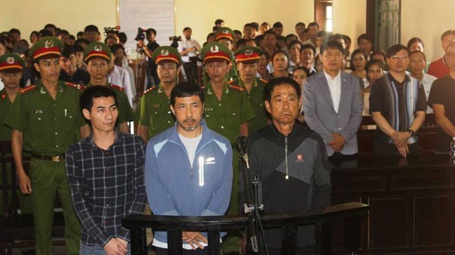 Ba bị cáo Lee Jae Myeong, Kim Jong Wook và Nguyễn Anh Tuấn tại phiên tòa. 