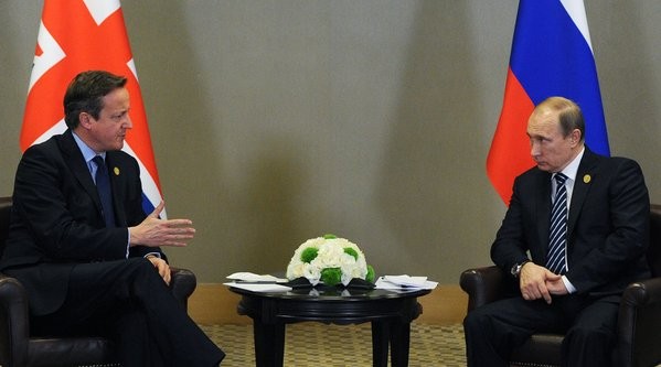 Thủ tướng Anh David Cameron và Tổng thống Nga Vladimir Putin hội đàm tại G20. Ảnh: RT