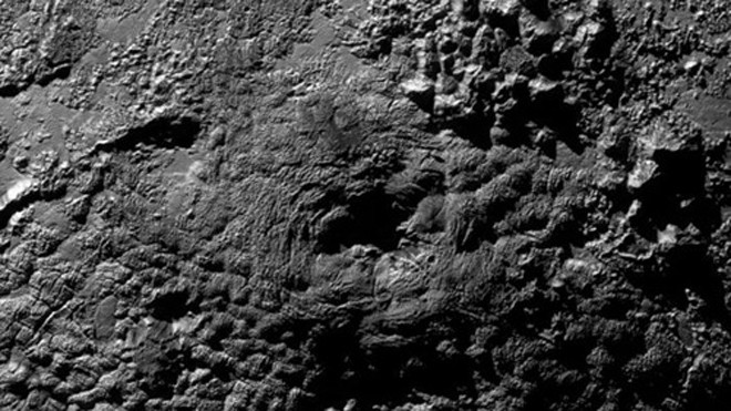 Wright Mons nằm ngay phía nam của Sputnik Planum trên sao Diêm Vương được cho là một ngọn núi lửa băng khổng lồ.