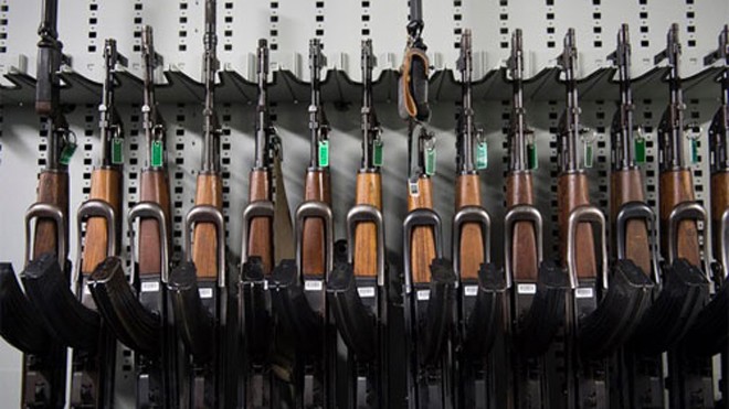 Súng tiểu liên AK 47, loại vũ khí các phần tử khủng bố sử dụng trong các cuộc tấn công Paris. Ảnh minh họa: AFP