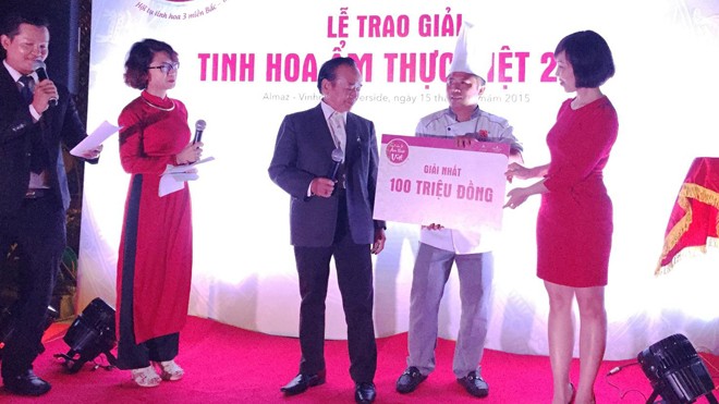 Đầu bếp Nguyễn Phương Nam nhận giải quán quân cuộc thi “Tôn vinh Ẩm thực Việt”.