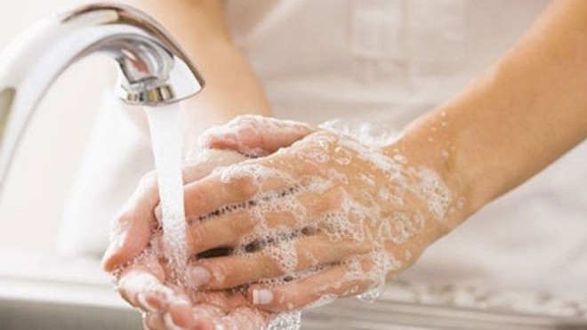 Rửa tay đúng thời điểm giúp giảm nguy cơ bệnh tật từ 15-50%. Ảnh: Womansday.