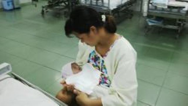Bé gái con bà N.T.N. (5 ngày tuổi, ngụ quận Tân Bình, TPHCM) bị sốc sốt xuất huyết được điều trị tích cực tại Bệnh viện Nhi đồng 1 TPHCM. Ảnh do bệnh viện cung cấp.