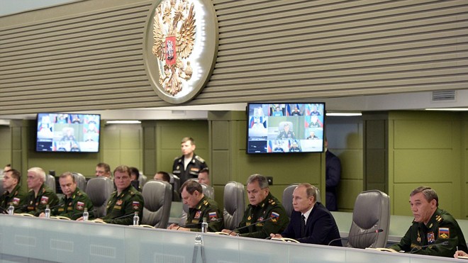 Tổng thống Nga Putin tại trung tâm tác chiến chống IS tại Mátxcơva (Ảnh: RT)