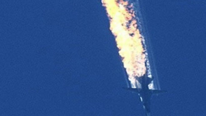Su-24 Nga bốc cháy và lao xuống sau khi bị trúng tên lửa của F-16 Thổ Nhĩ Kỳ. Ảnh: RT