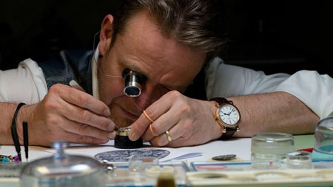Hầu hết các chi tiết của đồng hồ lấy cảm hứng từ họa tiết Trống đồng Đông Sơn được Peter Speake Marin làm thủ công.