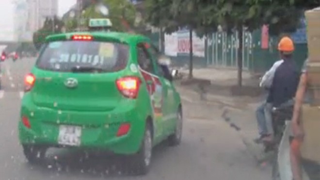 Taxi ép xe máy chạy tạt đầu vào lề đường để 'dạy dỗ'