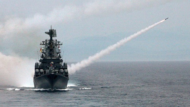 Tuần dương hạm Moskva khai hỏa tên lửa trong một cuộc tập trận chung. Ảnh: Sputnik