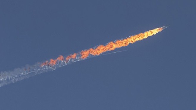 Su-24 Nga bị bắn cháy trên khu vực biên giới giữa Syria và Thổ Nhĩ Kỳ. Ảnh: Anadolu Agency