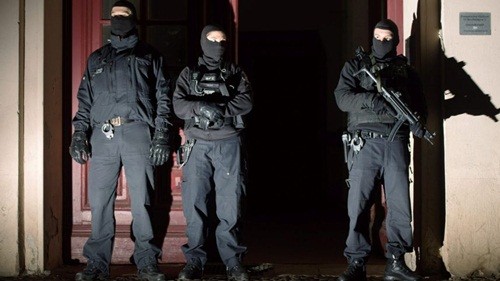 Lực lượng đặc nhiệm của cảnh sát bên ngoài căn nhà ở Berlin trong cuộc đột kích chống khủng bố hồi tháng Một. Ảnh: AP