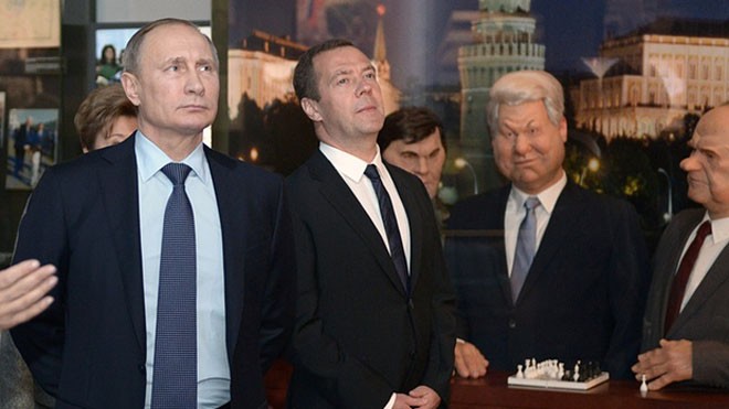 Tổng thống Vladimir Putin (trái) và Thủ tướng Dmitry Medvedev cùng đến thăm bảo tàng cố Tổng thống Boris Yeltsin. Ảnh: AFP