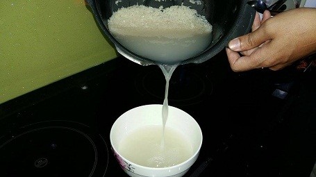 Hàng ngày, khi nấu cơm, nước vo gạo thường bị chúng ta đổ bỏ. Bạn hãy giữ lại nước vo gạo để sử dụng vì những lợi ích kỳ diệu của nó.