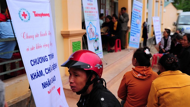 Báo Tiền Phong phối hợp với Hội CTĐ Nghệ An và Cty Dược Hải Dương khám bệnh, cấp thuốc cho người nghèo tại xã Tân Hương (huyện Tân Kỳ).