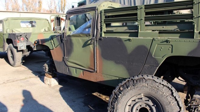 Chiếc xe Humvee đời cũ được Mỹ chuyển giao cho quân đội Ukraine đã bị nổ lốp. 