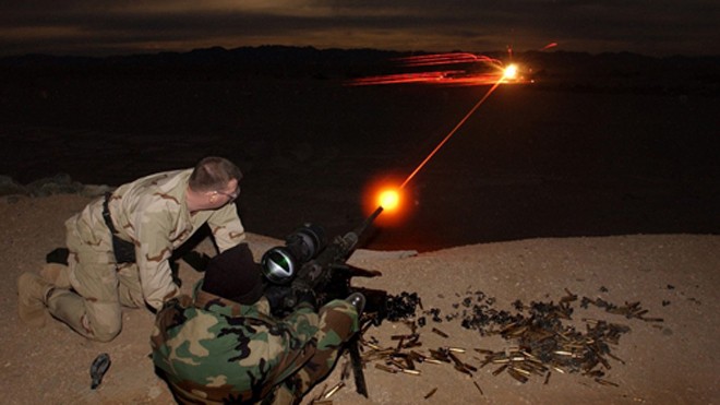 Đặc nhiệm SEAL Mỹ huấn luyện bắn súng cho một binh sĩ Iraq. Ảnh: AFP