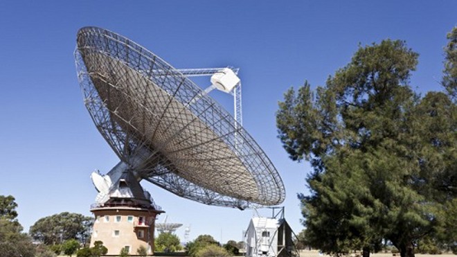 Kính viễn vọng vô tuyến Parkes ở Australia. Ảnh: Đại học Swinburne.