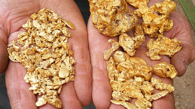 Nhiều tiệm vàng hiện nay vẫn mua vàng nguyên liệu dưới dạng vàng cám chưa qua tinh chế.