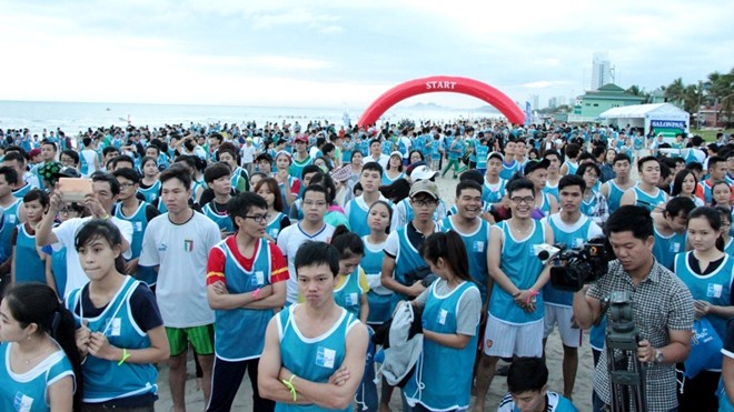 Từ 5h sáng đã có hàng ngàn người tập trung tại bờ biển để tham gia và hưởng ứng cho cuộc đua. Ảnh: Đào Phan