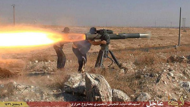 Hình ảnh công bố hồi tháng 6 cho thấy phiến quân IS sử dụng tên lửa chống tăng của Mỹ tại Syria (Ảnh: AP)