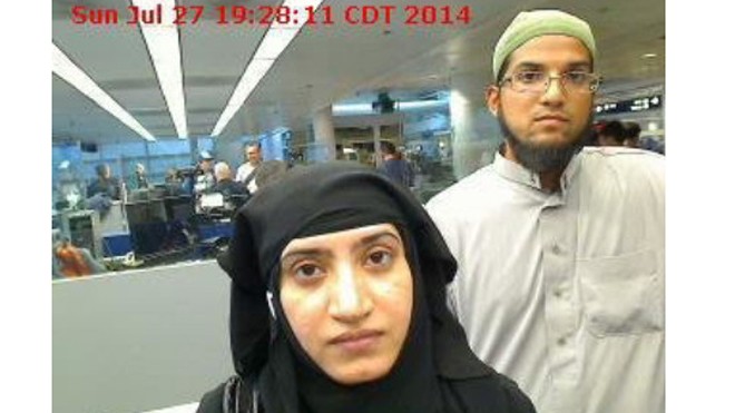 Syed Farook (phải) và vợ Tashfeen Malik trong lần nhập cảnh Mỹ tháng 7/2014 (Ảnh: NY Times)