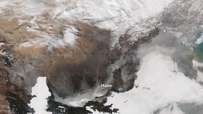 Khói mù màu xám bao phủ Bắc Kinh (điểm đánh dấu sao) trong ảnh chụp vệ tinh. Ảnh: NASA.