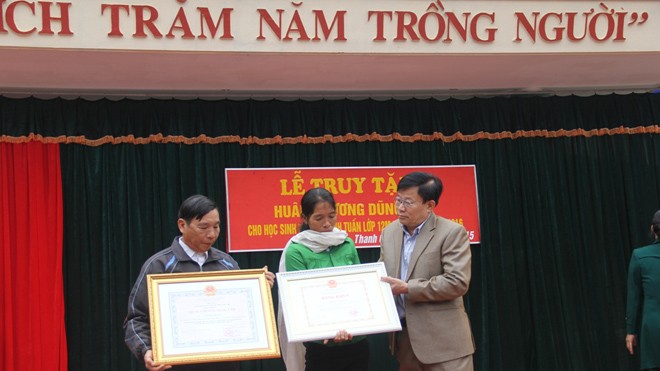 Thừa ủy quyền của Chủ tịch nước, Sở GD & ĐT Nghệ An Trao tặng Huân chương Dũng cảm cho em Nguyễn Anh Tuấn (đại diện gia đình nhận)