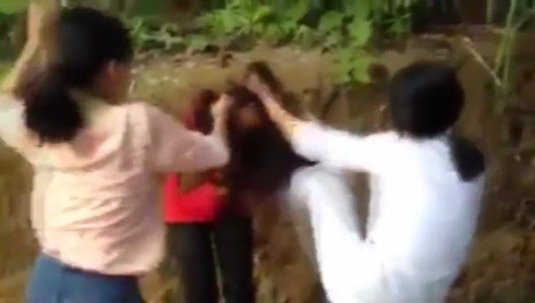 Hình ảnh trong clip nữ sinh đánh bạn đang được dư luận quan tâm