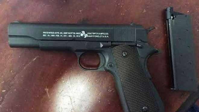 Một khẩu súng bắn đạn bi được công an thu giữ khi 2 thanh niên đang giao dịch với tài xế contaỉner