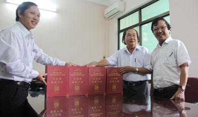 Đại diện Hội Văn học Nghệ thuật tỉnh Bình Định tiếp nhận Bộ sách