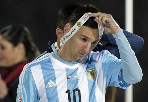 Messi tháo huy chương sau thất bại trước Chile ở chung kết Copa America. Ảnh: Reuters