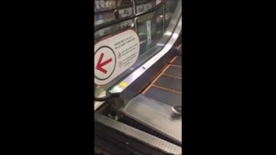 Một người suýt bị kẹt chân vào thang cuốn tại siêu thị Lotte