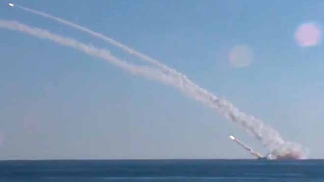 Tên lửa hành trình được phóng đi từ một tàu ngầm lớp Kilo của quân đội Nga (Ảnh: AP)