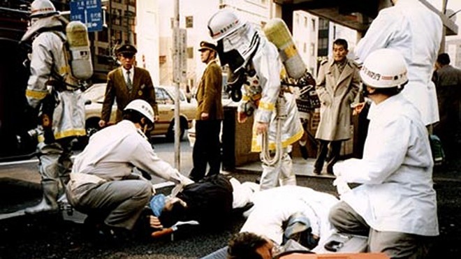 Cấp cứu các nạn nhân bị nhiễm độc sarin năm 1995 tại Tokyo (Nhật Bản). Ảnh: Rex Features.