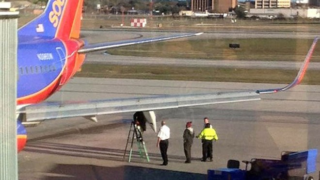 Máy bay hạ cánh khẩn cấp ở sân bay San Antonio. Ảnh: Facebook