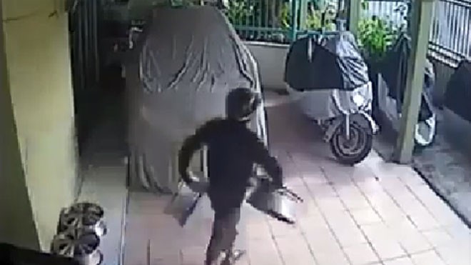 Camera ghi lại cảnh thanh niên lấy trộm 4 vành ô tô