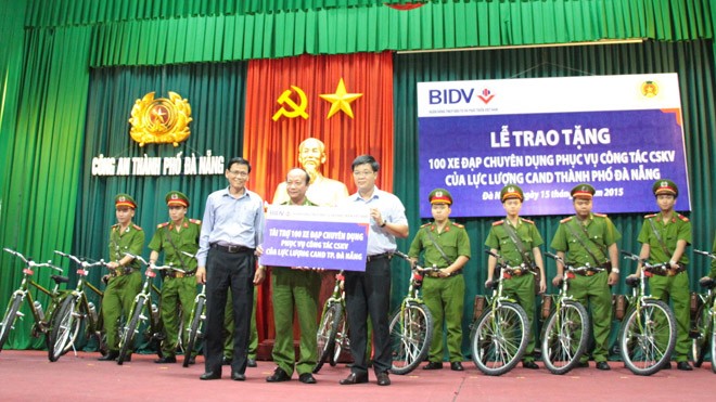 Đại diện BIDV trao tặng 100 chiếc xe đạp chuyên dụng cho công an thành phố Đà Nẵng. Ảnh: Đào Phan