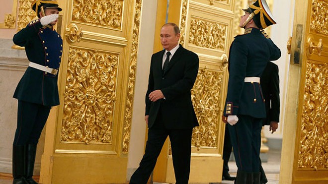 Tổng thống Nga Vladimir Putin bước vào hội trường tiếp 15 đại sứ nước ngoài ở Kremlin. (Ảnh: AP)
