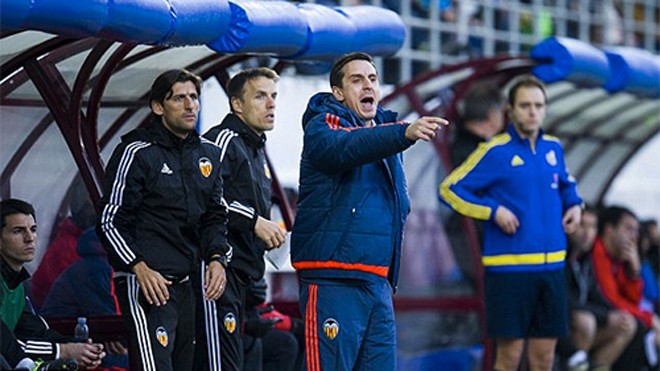 Angulo (thứ hai, từ trái sang) là một trong hai HLV phó của Gary Neville tại Valencia. Ảnh: Reuters.